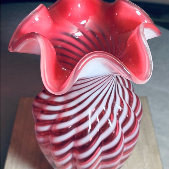 Sold!! Vintage Fenton Cranberry Spiral Opalescent 11.25” Melon Vase - Picture 3 of 7